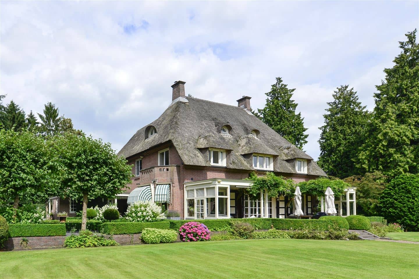 Luxury living: monumentale rietgedekte droomvilla in laren van ... Ontwerp slaapkamers hebben toegang