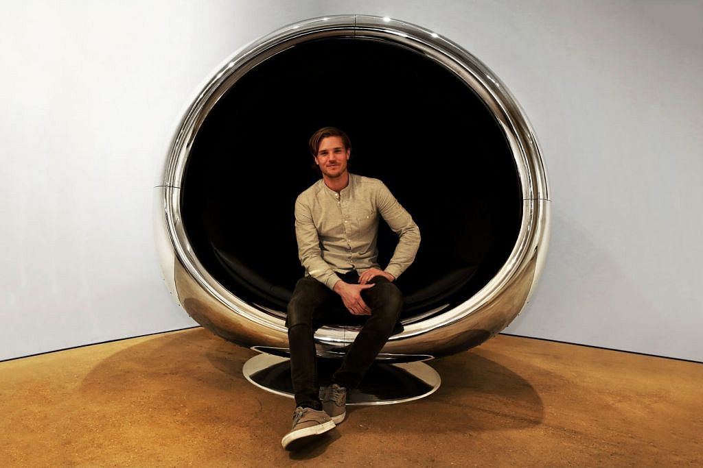 this-737-jet-engine-chair-was-made-for-a-supervillain-1