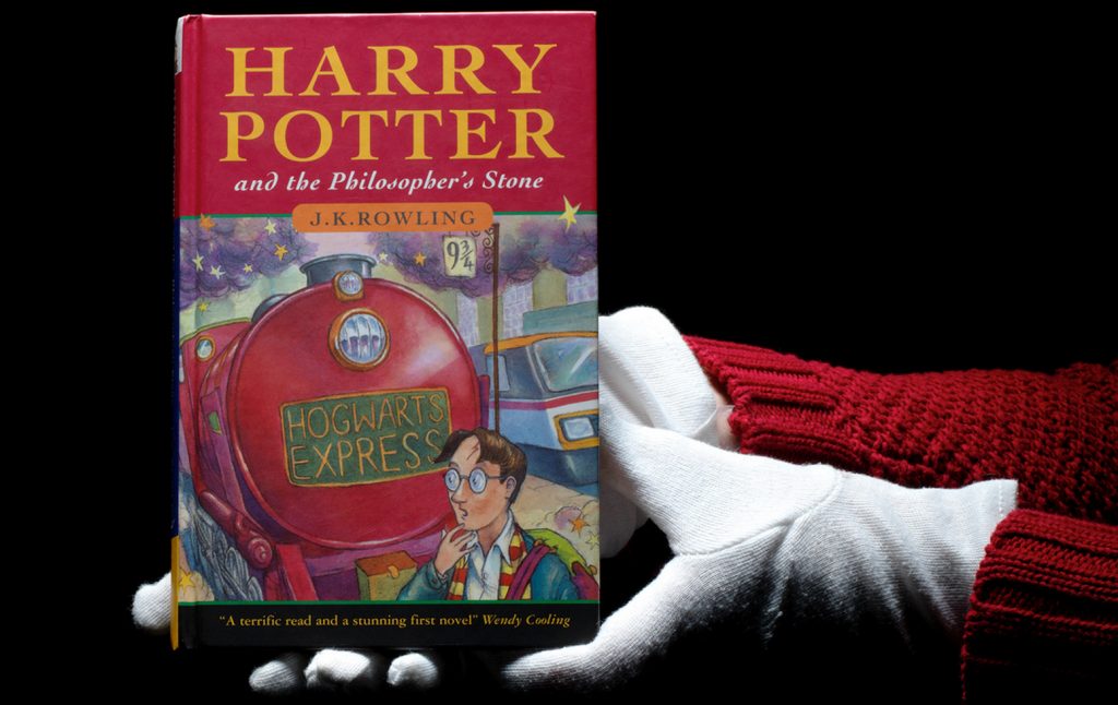 melk Atlas hier Dit eerste boek van Harry Potter en de Steen der Wijzen is verkocht voor  €120.000 - Pure Luxe