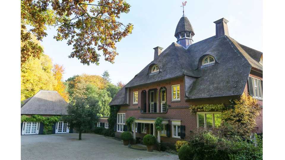 Nederlandse TV-producent Reinout Oerlemans haalt z'n villa in Laren uit de verkoop Pure Luxe