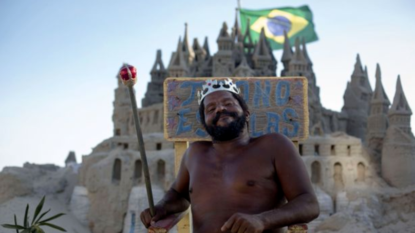 braziliaanse man woont zandkasteel woning guanabara brazilië Pure Luxe