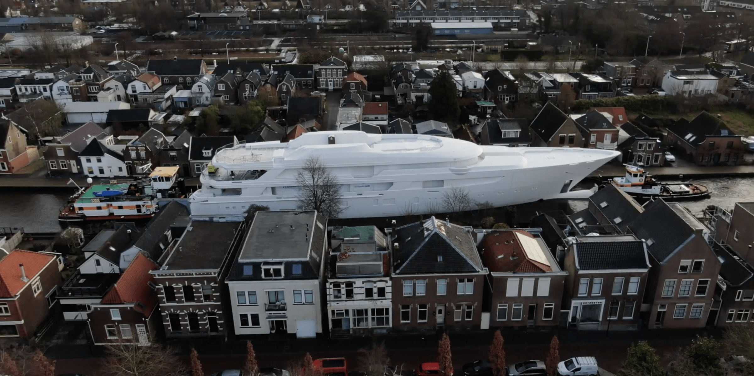 ZIEN: Zó loodst Feadship een 77 meter lang superjacht door het kanaal ...