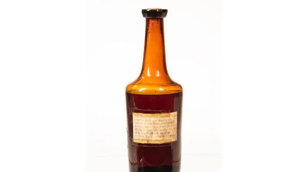 in tegenstelling tot Soms Narabar Oudste whisky ooit staat te koop voor een relatief zacht prijsje - Pure Luxe