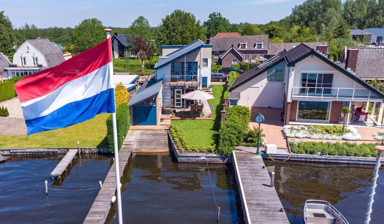 Te Koop vrijstaande villa aan de Loosdrechtse Plassen Pure Luxe