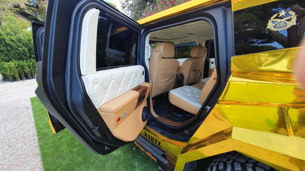 Gouden-SUV-the-Dictator
