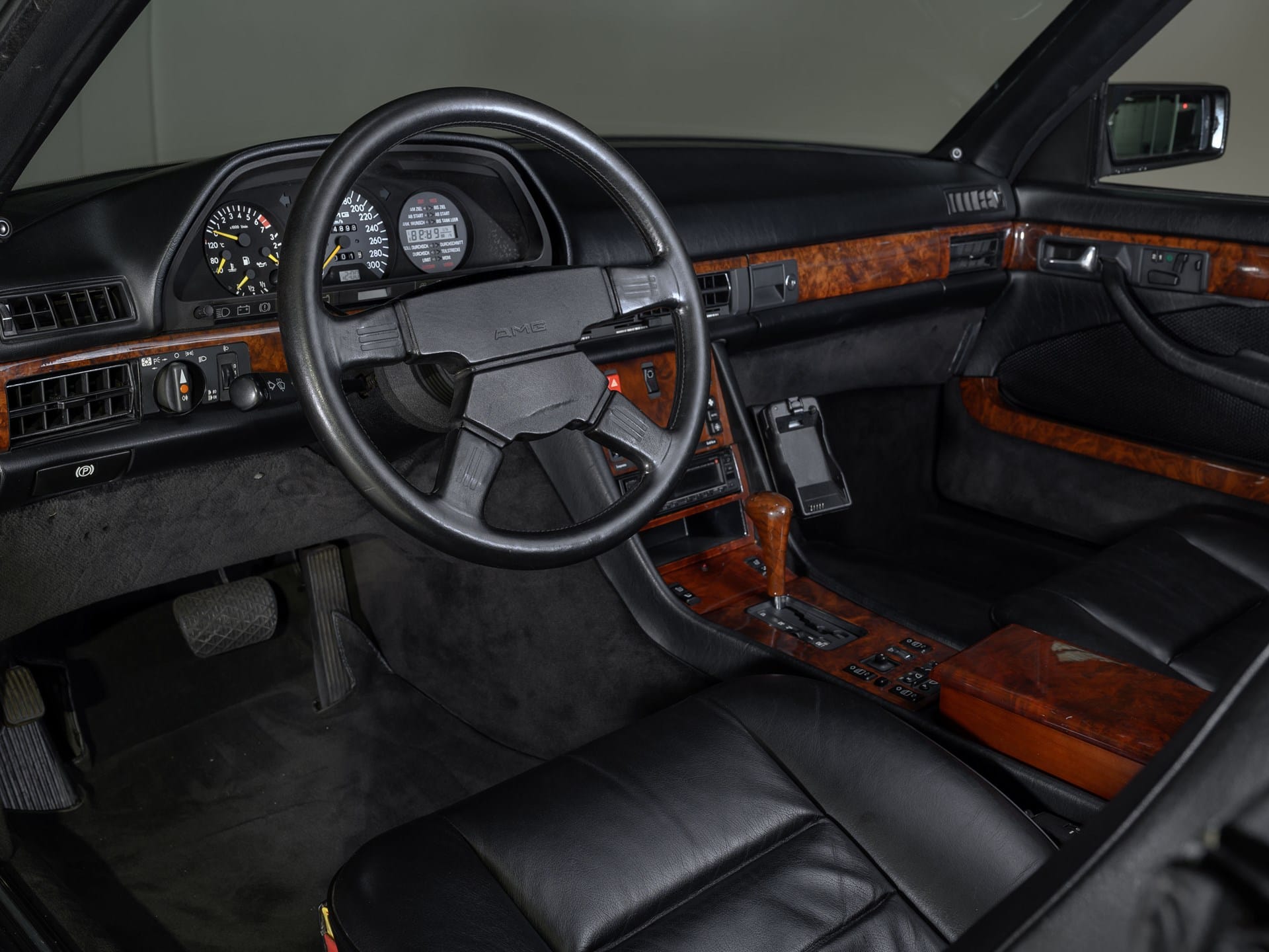 de Mercedes 500 SEC een zeldzame rockster van de jaren '80 betreedt het podium