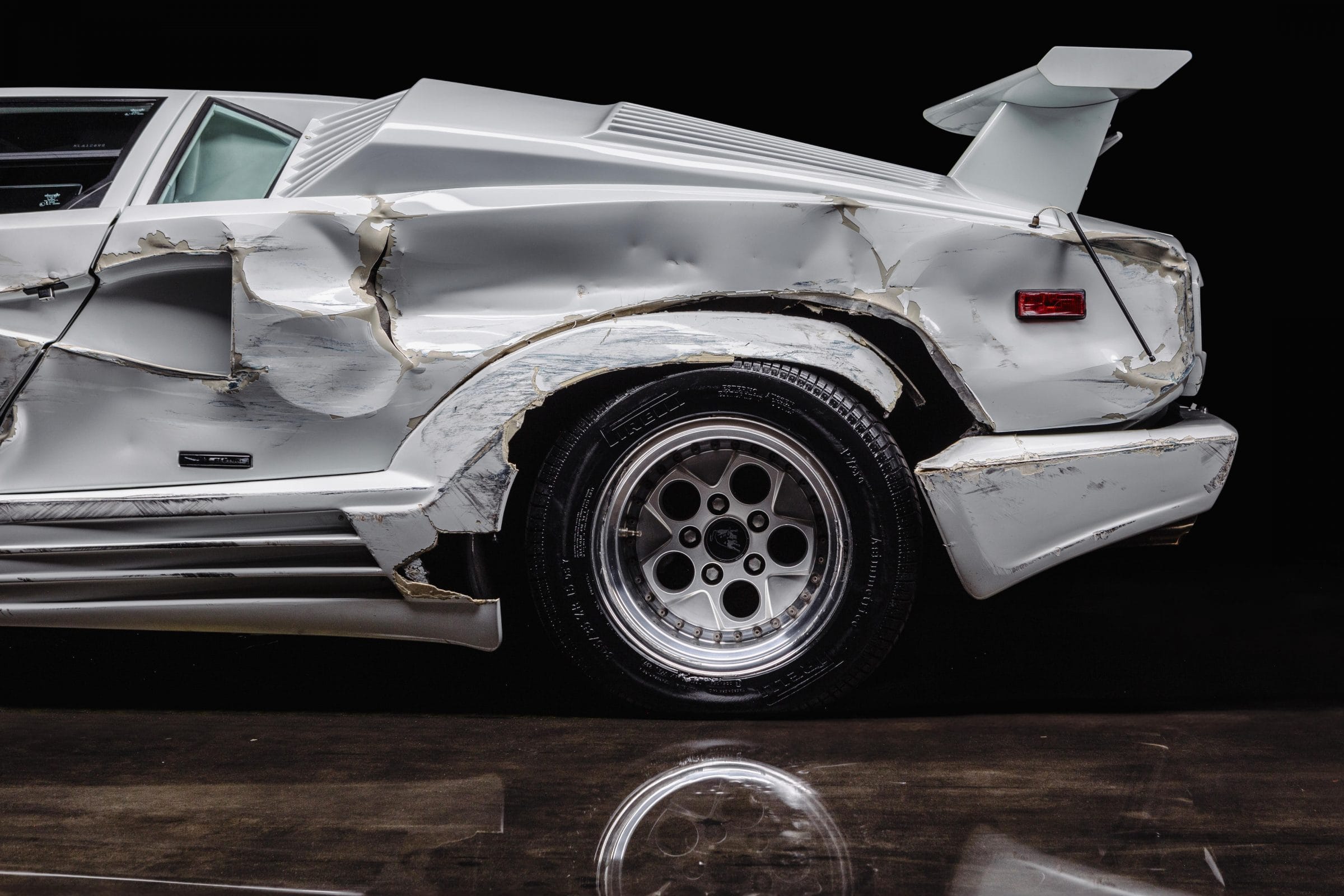 Gecrashte Lamborghini Countach uit 'The Wolf of Wall Street' gaat onder de hamer