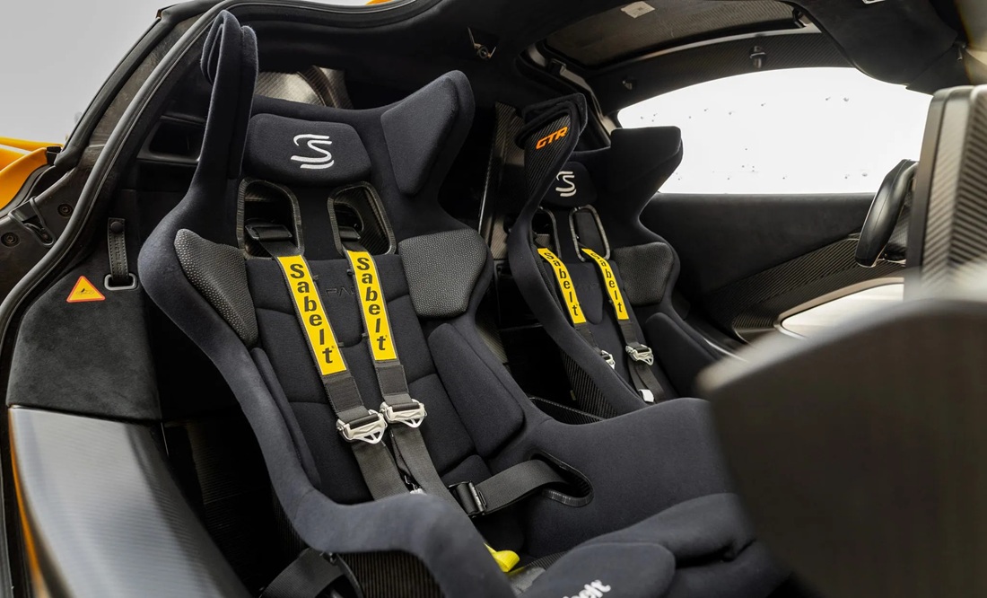 Het sportieve interieur van de supercar.