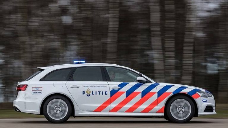 Omringd multifunctioneel Pittig Hi-la-risch: Politie Nederland rijdt sinds kort met een dikke Audi A6 en  deze agent laat direct zien hoe 't niet moet - Pure Luxe